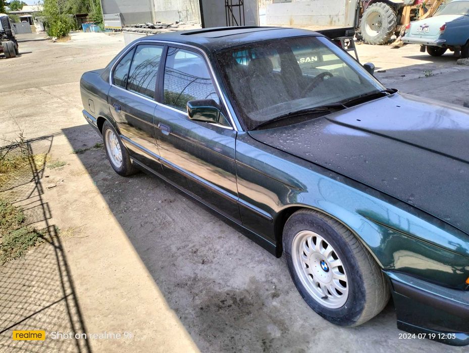 Продам машину бмв е34