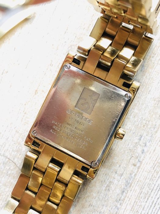 Часовник позлатен gianfranco ferre