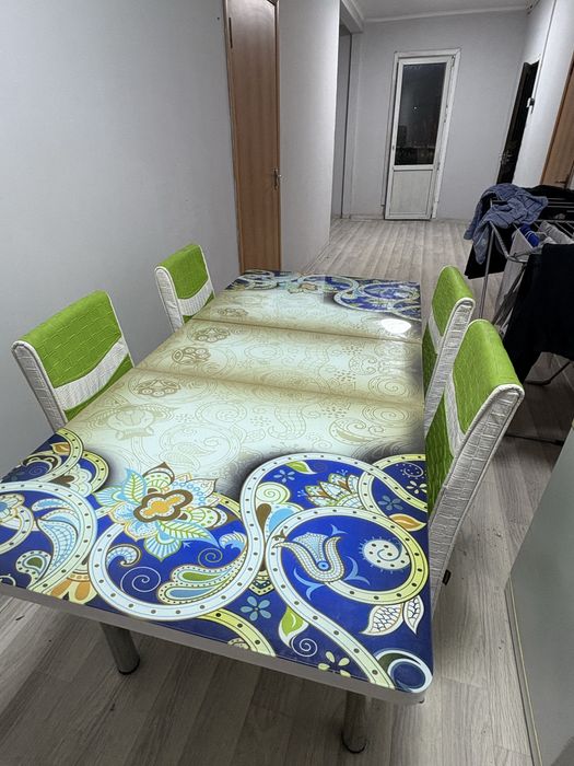 Стол со стулями можно раздвинуть