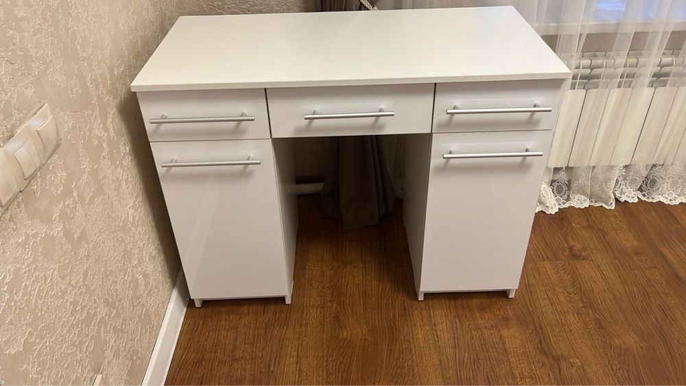 Письменный столик в идеальном состоянии