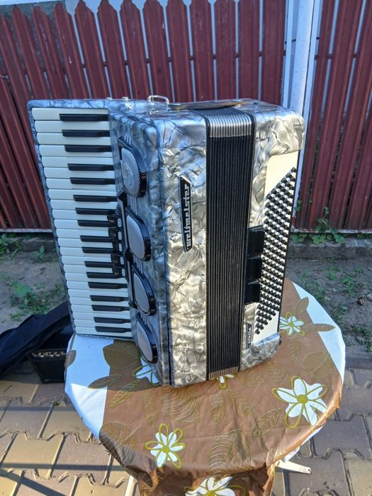 Vând acordeon weltmeister