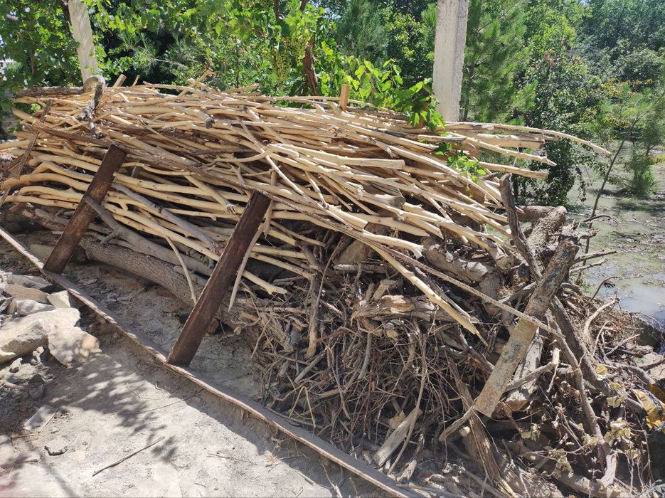 O'tin va kundalar sotiladi. Bir moshin bor