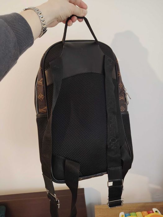Ghiozdan mare imitație piele și un anumit pattern