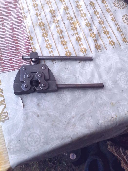 Dispozitiv pentru reparat lant bicicleta