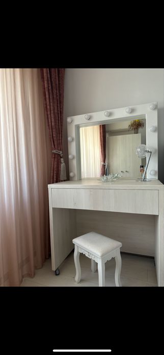 Masă de machiaj premium, cu oglindă LED – ramă din Corian