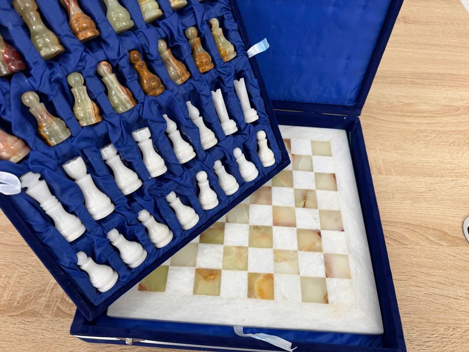 Шах от Бял и Зелен Оникс в Луксозна Кутия