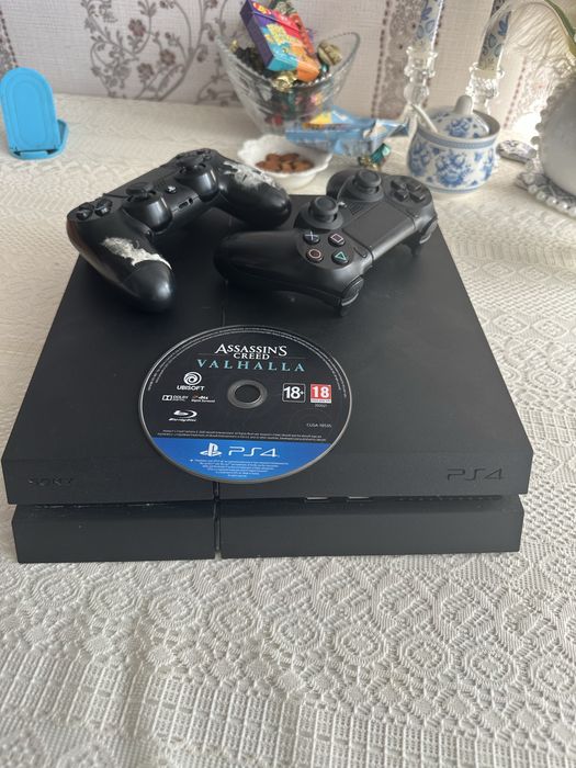 PlayStation 4 + 2 геймпада + игры