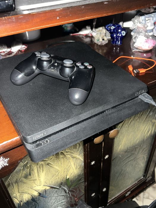 Ps4с джойстик и кабели