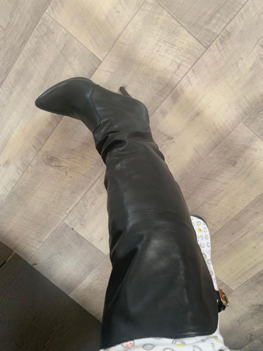 Черные кожанные ботфорты Basconi