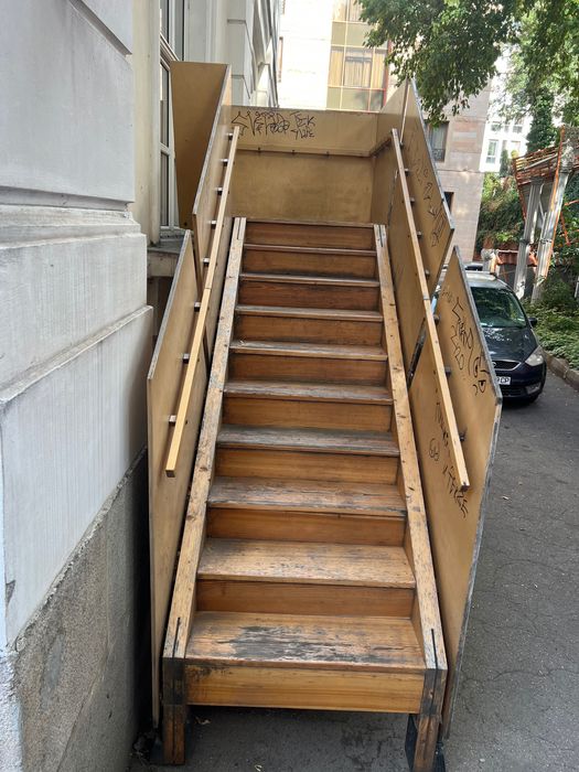 Дървена стълба на колелца от лиственник