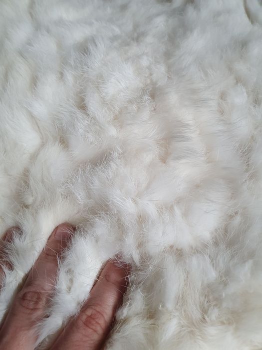 Продавам килим от естествен заешки косъм