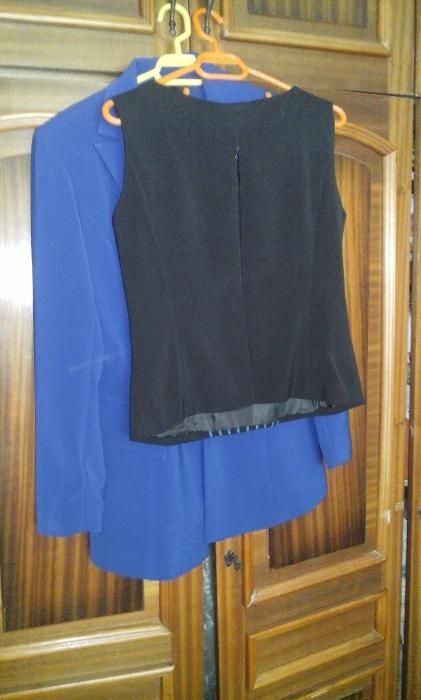 top elegant negru cu paiete albastre si sacou clasic albastru