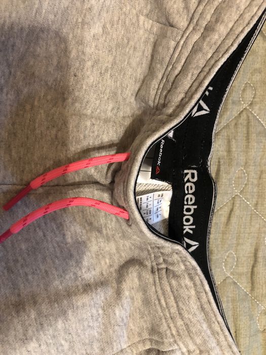 Продается  спортивный костюм Reebok.