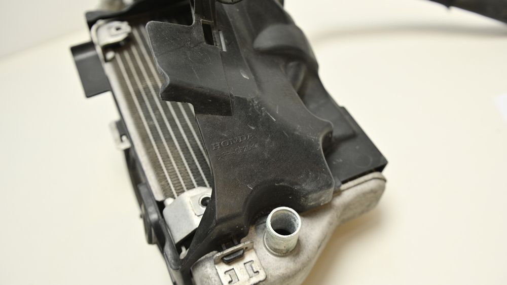 Radiator Apa Stanga Cu Grila Si Plastic Spate Honda CRF 1000 Africa