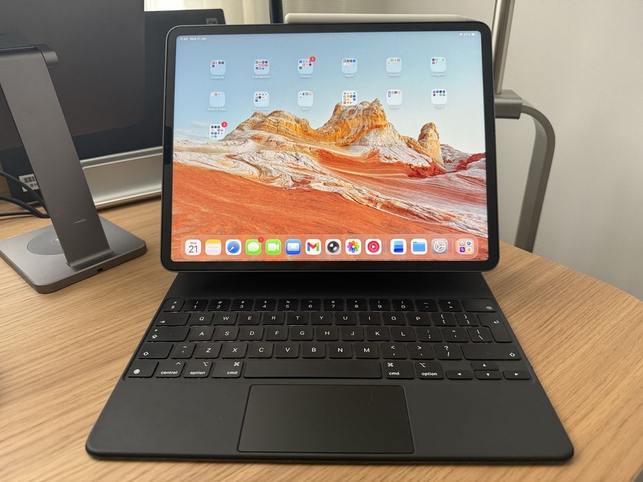 Apple keyboard 12.9 plus stand magnetic cu incarcare wireless