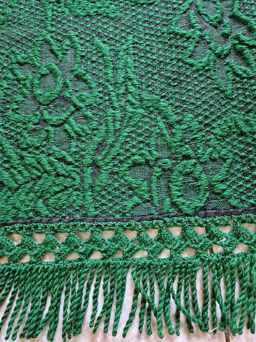 Тъкано вълнено одеало, позъбено на една кука. 100% вълна. 190/150(160)