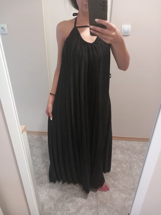 Черна рокля с гол гръб