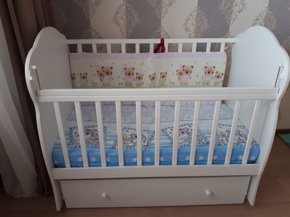 Детская кровать с маятником