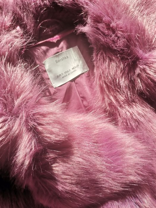 Лилаво късо палто с косъм  Bershka