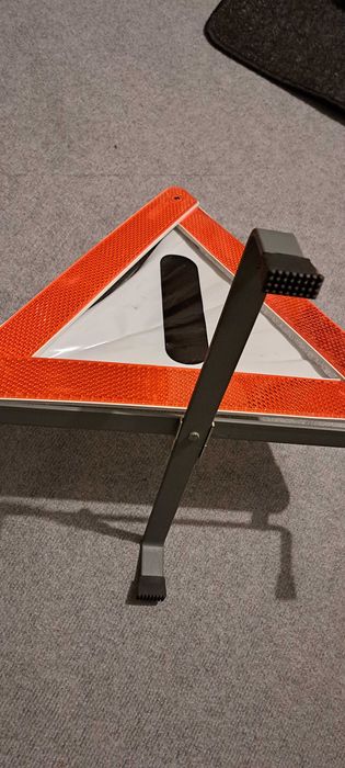 Авариен светлоотразителен триъгълник