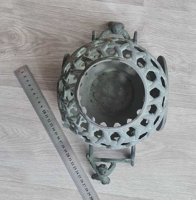 Антична декоративна ваза-колесница