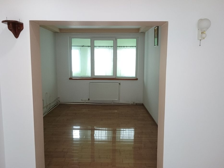 Apartament spre vânzare cu 4 camere cu bucătărie mare situat la parter