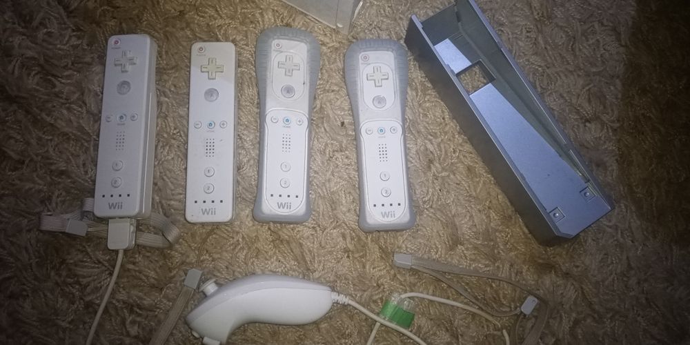 Wii конзола с контролери, кабели и всичко необходимо за игра