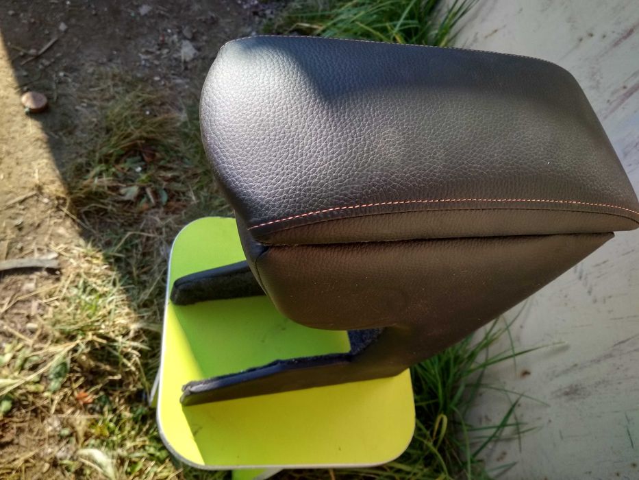 Подлокотник для автомобиля Рено-дастер! новый!