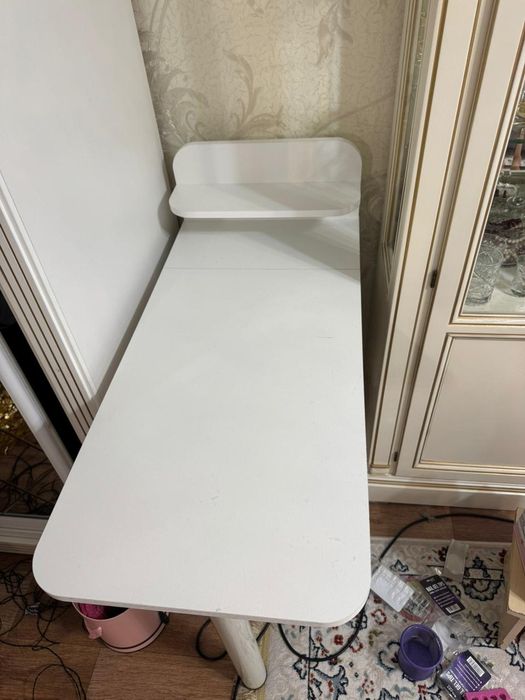 Маникюрный столик белый