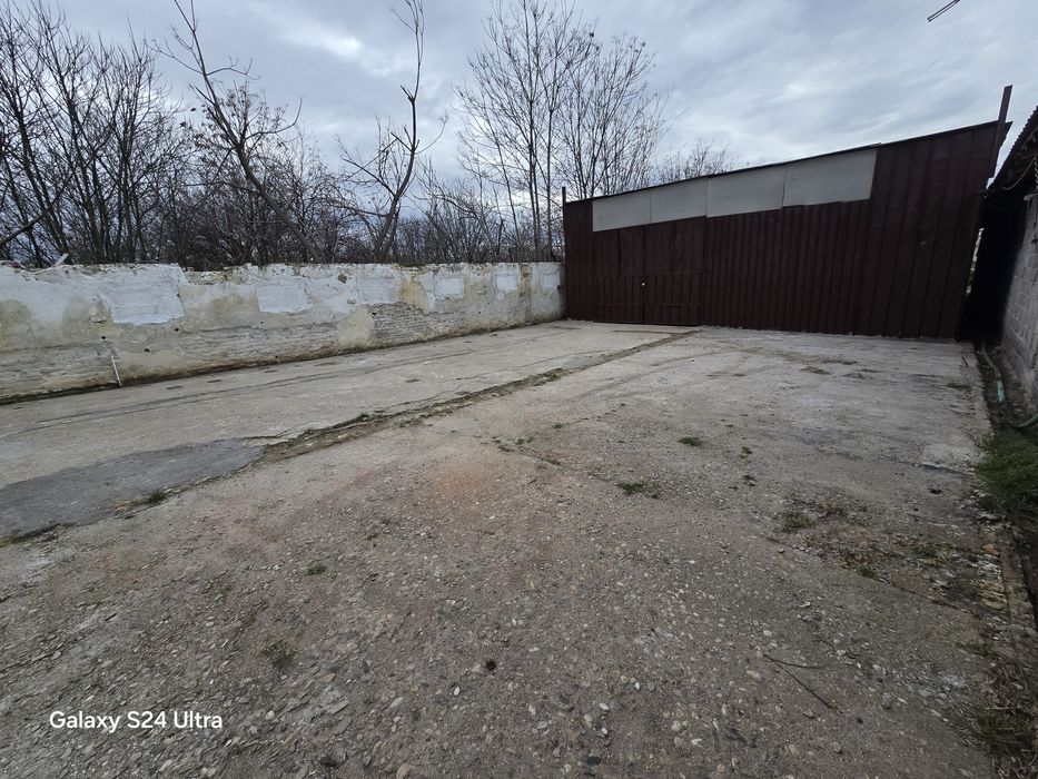 Давам Под наем 2 Халета с 5 дка. Двор + 2 рибарника