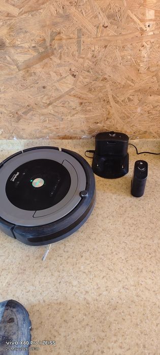 Irobot roomba  681  cu telecomanda și alimentatoare