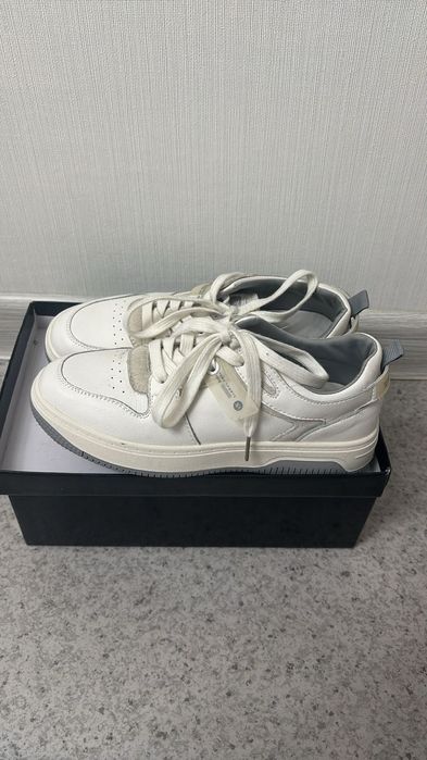 Женские кроссовки