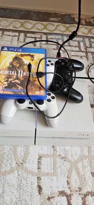 Продаю Sony PS4.