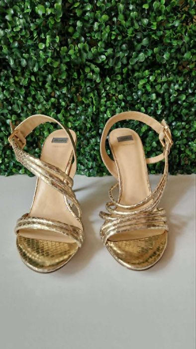 Елегантни златисти сандали на ток Donna Italiana / Bata – с ефектни каишки