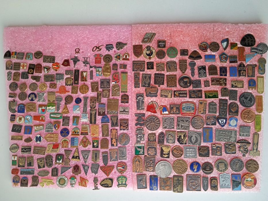 Продам коллекцию значков.