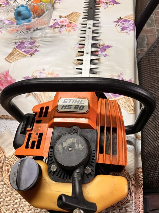 Trimmer gard viu STIHL HS 80 (Lamă lungă de 1 metru) – Profesionist / Stare bună