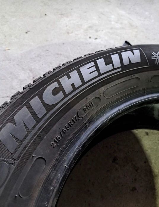 Vând Anvelope AllSeasons 215/65R17