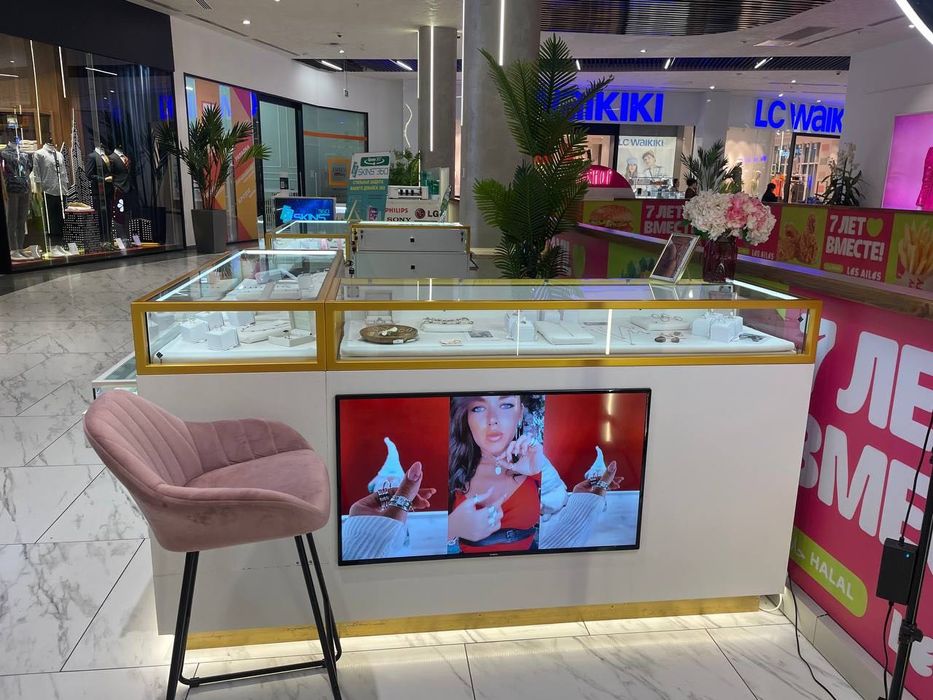 Витрины. Торговый остров для продажи украшений, очков, бижутерии