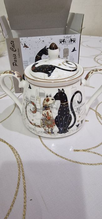 Продам сахарницу с крышкой-Фарфор