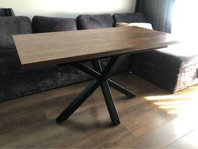 Трапезна маса с метални крака