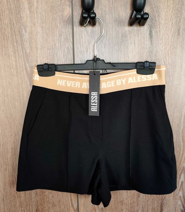 Alessa къси панталонки с вграден колан