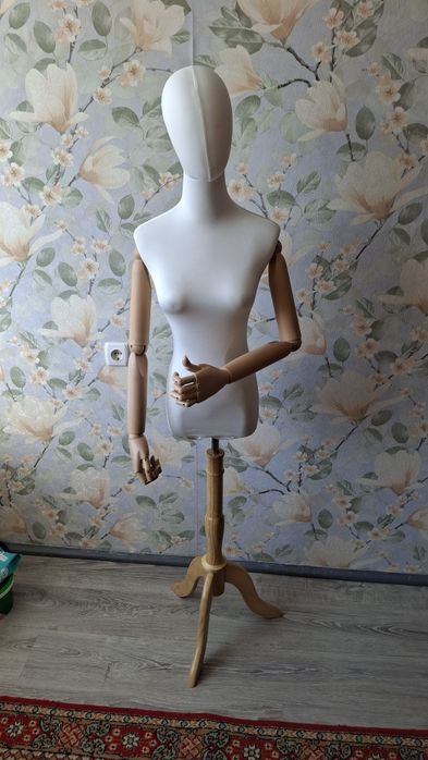 Демонстрационный манекен на деревяной треноге