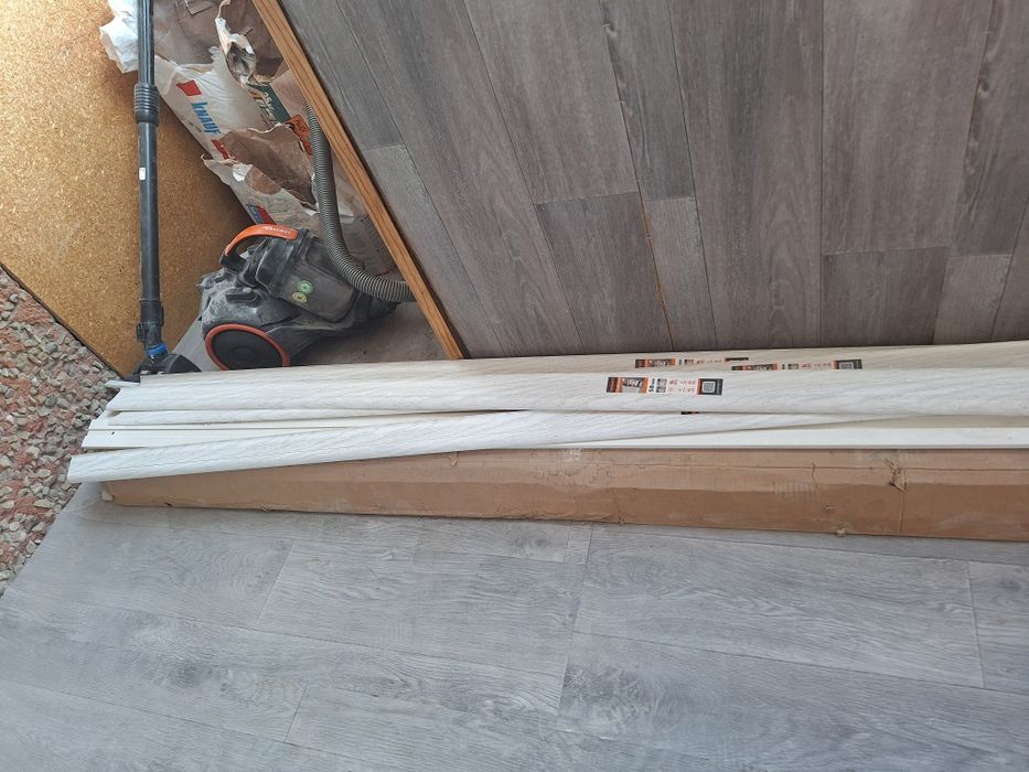 Продам полная пачках плинтусов  по 300