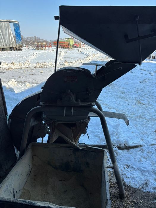 Moara cu ciocanele dupa tractor