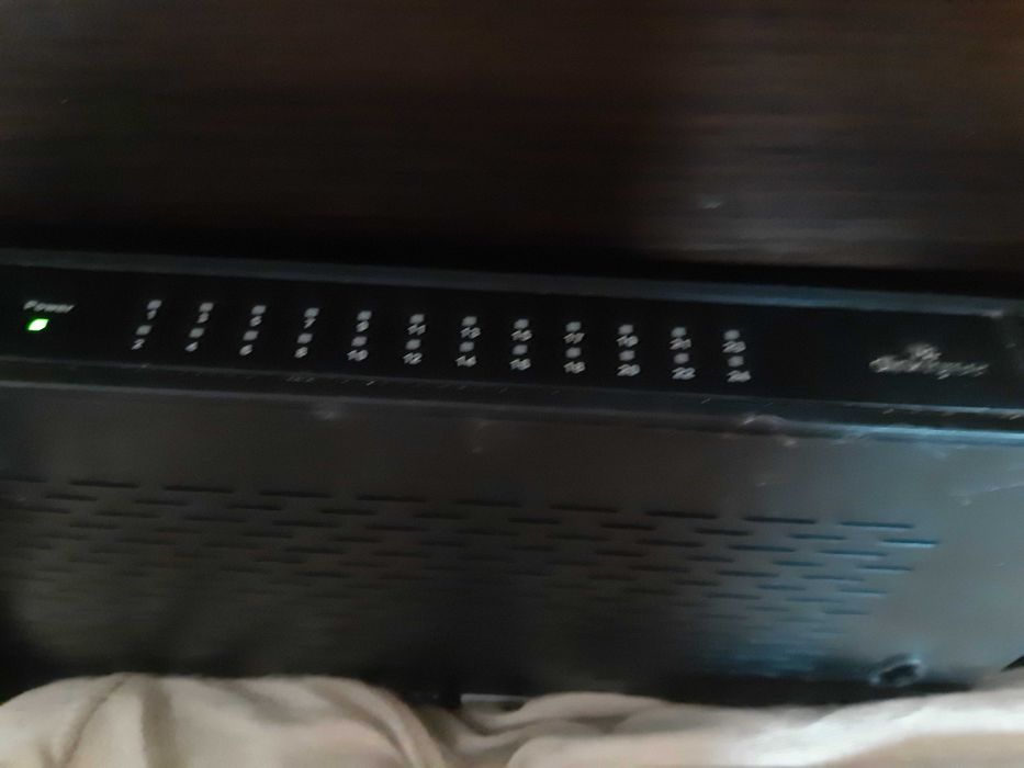 Продавам 24 портов суич