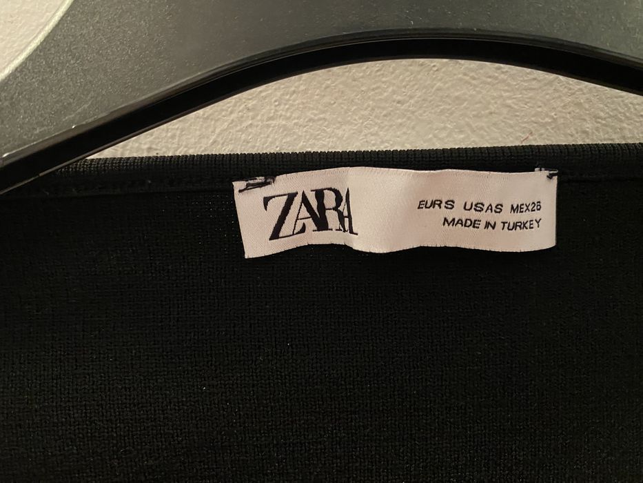 Top negru Zara, croială mulată, mărimea S/XS – nou