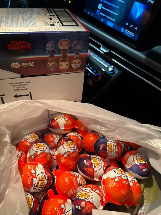 Kinder Joy «Очень странные дела».