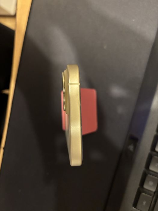 Vand Iphone 15 128 GB Yellow impecabil