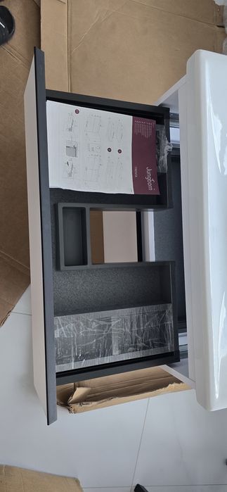 Set mobilier baie suspendat Jungborn Trenda riflaj 80 cm alb cu manier negru, adâncime 45 cm, înălțime 65 cm, lungime 80 cm.