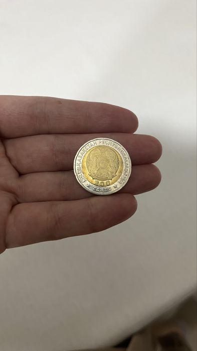 Монета 200 тг 80 лет